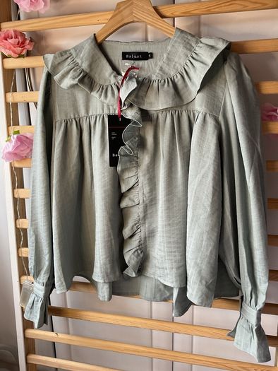 blouse Bnwt frilled collar blouse dipped back hem short feminine baloot size small (12) due to style
