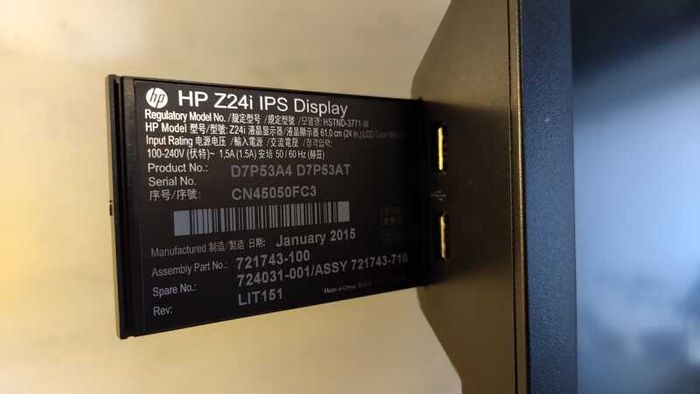 3 HP Z24i 24inch IPS Monitors and HP Thunderbolt Dock G2 Full Desk Setup