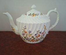 Aynsley Teapot Cottage Garden  (Swirl Shape 1&1/2 pint)