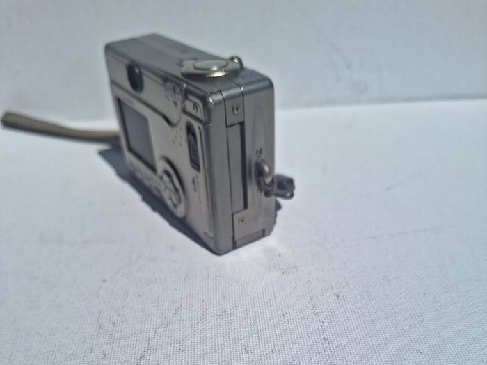 canon digital ixus v3 digital camera complete kit with box charger battery working