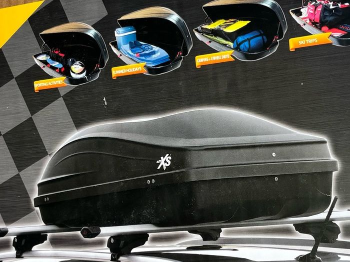 Car roof box