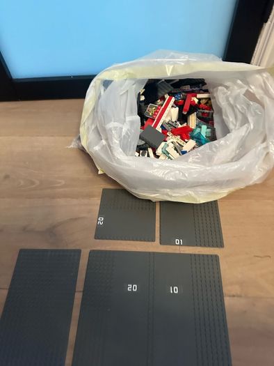 Lego bundle 2.7kg plus retired baseboards