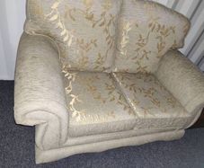 Elegant 2-Seater Sofa - Traditional Style - Excellent Condition