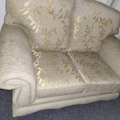 Elegant 2-Seater Sofa - Traditional Style - Excellent Condition