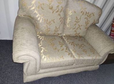 Elegant 2-Seater Sofa - Traditional Style - Excellent Condition
