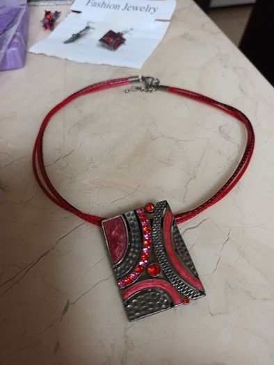 Costume  Necklace & Matching  Earrings.  Length  - 7"..