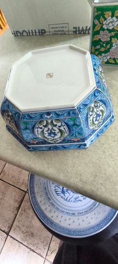 4 different ietms -1- Jingdezhen Porcelain 101/4 -inch Dragon Rice Grain Luncheon Plate - Vintage Blue and White Chinese Design is slieght chip at the edge 15.00 euro.2- Vintage Japanese octagonal porcelain bowl, commonly crafted in the traditional Arita 