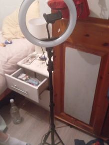 ring light on tripod