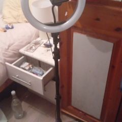 ring light on tripod