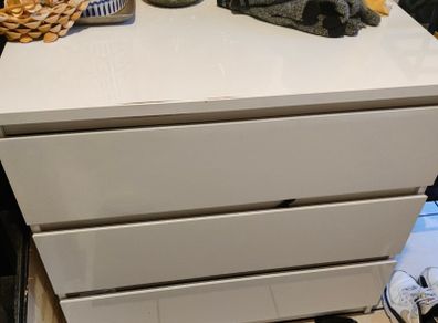 Chest of drawers