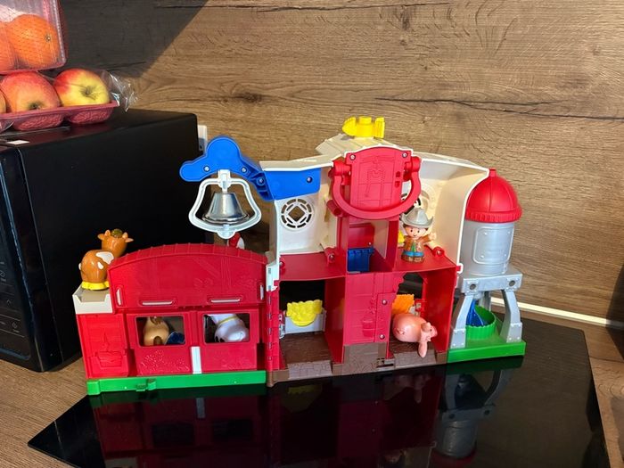 Fisher-Price Little People Playset Caring for Animals Farm
