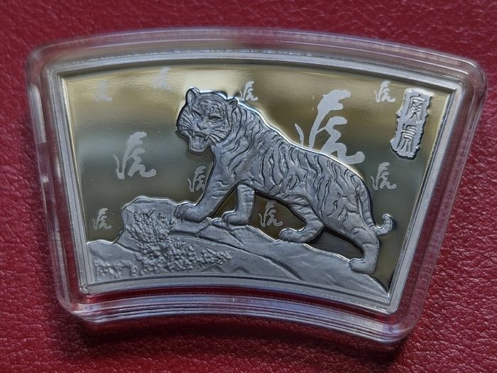 Samoa 30 gram Lunar Tigar 5 Dollar Fan shaped coin