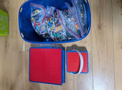 5kg Lego + 2 carry & play trays + large wheely bin