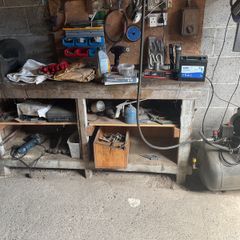Workbench with vice