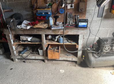 Workbench with vice