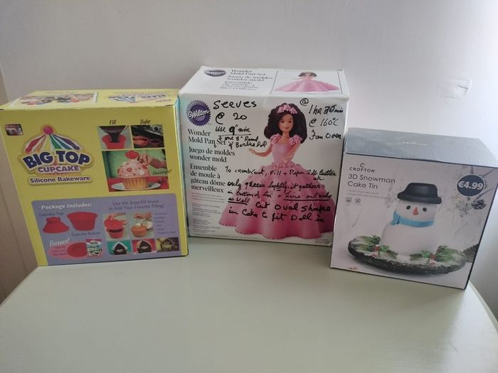 3D novelty cake tins