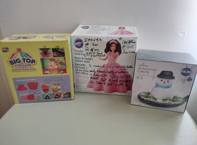 3D novelty cake tins