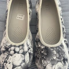 Ladies shoes