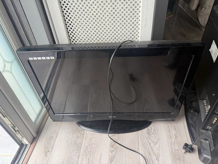 2 X flat screen Tv 42 inch and 32 inch