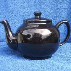 TEAPOT (Price & Kensington) - a classic shaped ceramic teapot with its lid (6 cup capacity). Excellent clean condition throughout.