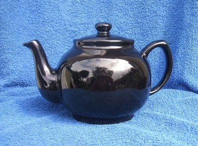 TEAPOT (Price & Kensington) - a classic shaped ceramic teapot with its lid (6 cup capacity). Excellent clean condition throughout.