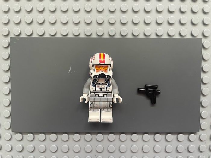 lego Star Wars sw1402 Clone Trooper Pilot (Phase 2) minifigure - Light Bluish Gray Arms, Nougat Head