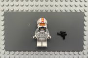 lego Star Wars sw1402 Clone Trooper Pilot (Phase 2) minifigure - Light Bluish Gray Arms, Nougat Head