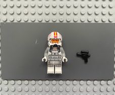 lego Star Wars sw1402 Clone Trooper Pilot (Phase 2) minifigure - Light Bluish Gray Arms, Nougat Head