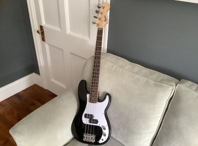 Squier (by Fender) Mini Precision Bass Guitar (Black)