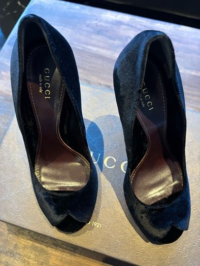 100% Authentic Gucci black velvet peep-toe pumps. Brand New Heels