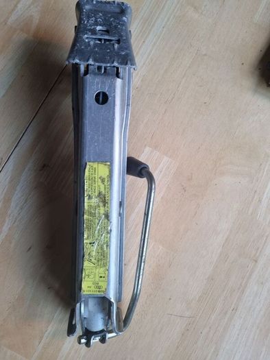 Audi A4 (BG3) OEM emergency scissor jack