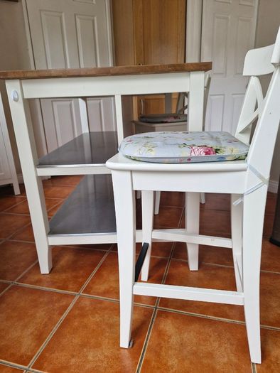 Breakfast bar table with 2 stools
