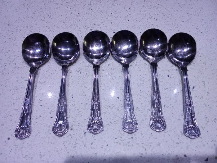 Cutlery (spoons, knives)