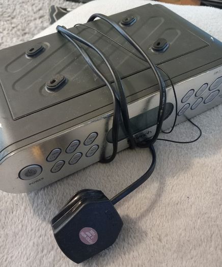 Bench clock radio