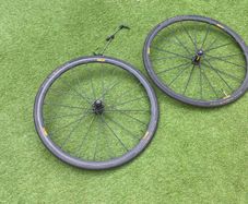 Mavic SSC Carbon wheels. Rim brake