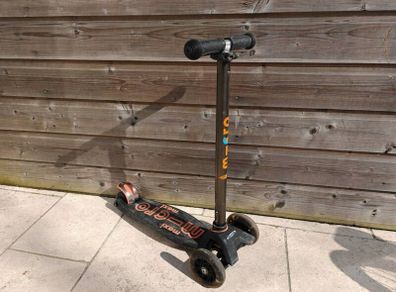 Micro Maxi Scooter w/light up wheels