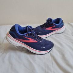 Brooks ghost 15 Size 6.5 eu 40 pink/Navy in excellent condition