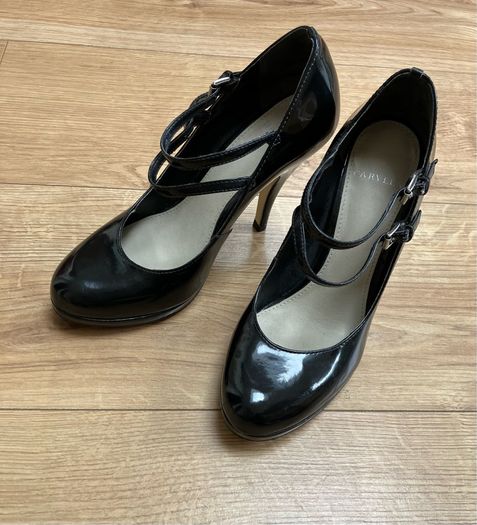 Black patent Carvella shoes