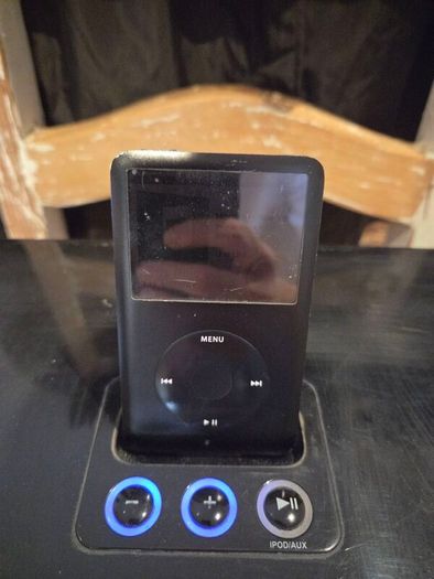 Apple iPod Classic 160GB (Black) + iWantit Docking Speaker Station