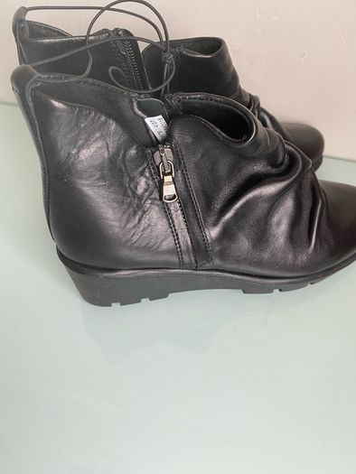 BNWT Leather Boots, Size 4
