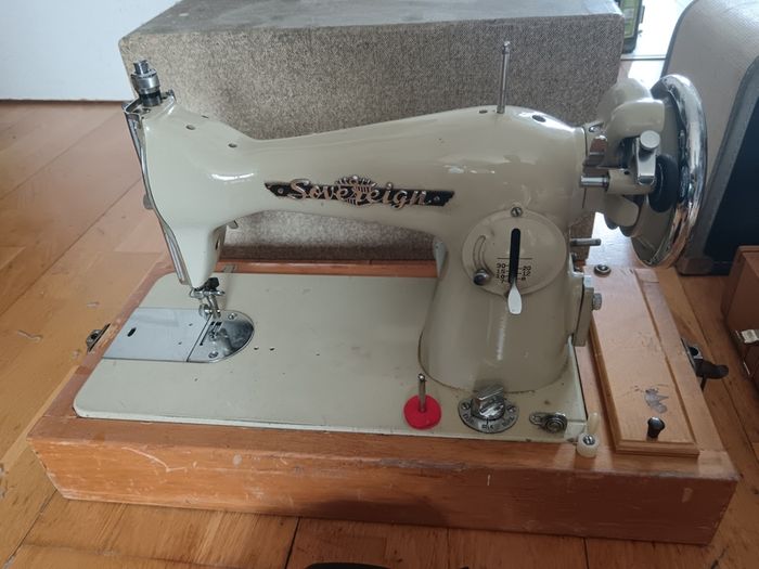 2 Sewing Machine one does zigzag right side main photo the other in left straight only just need a. Puller.  Both working