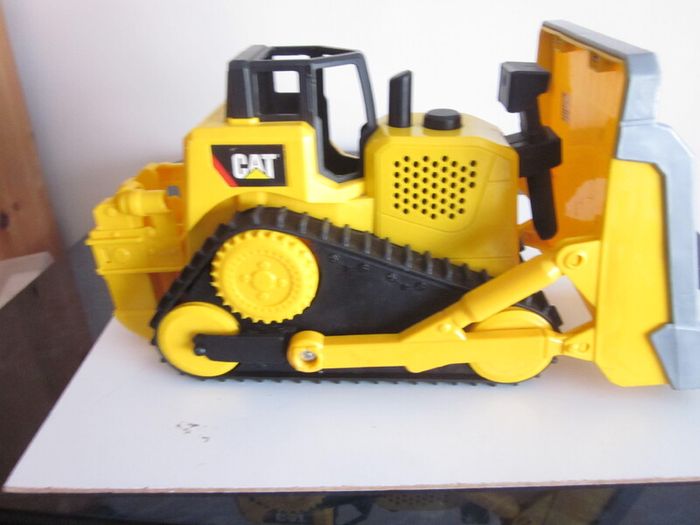 CAT Caterpillar Construction Bulldozer Toy Sounds & Motion 13 Inches