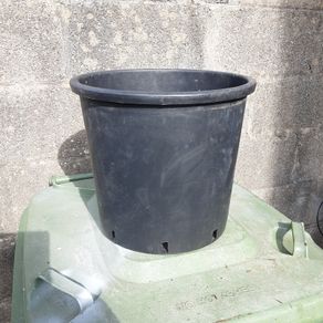 Plant pots reduced
