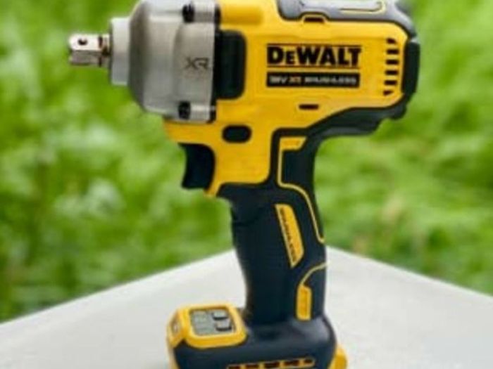 DeWALT Heavy Duty 18V XR Cordless Brushless Impact Wrench 1 /2 Inch Drive.