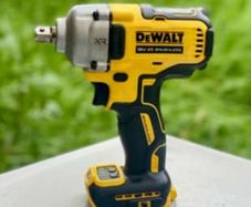 DeWALT Heavy Duty 18V XR Cordless Brushless Impact Wrench 1 /2 Inch Drive.