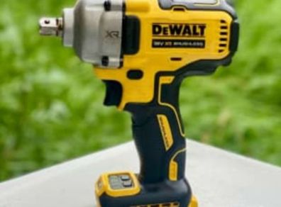 DeWALT Heavy Duty 18V XR Cordless Brushless Impact Wrench 1 /2 Inch Drive.