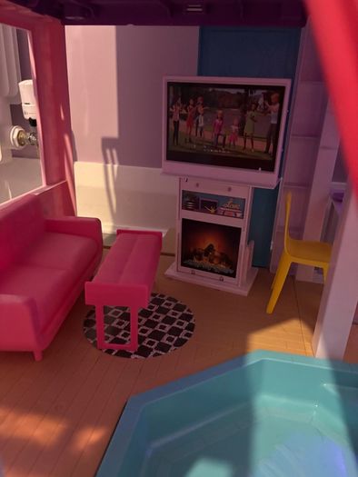 Barbie dream house like new + extras