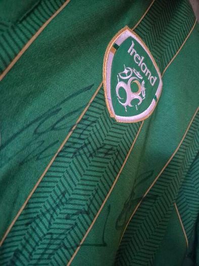 Euro 2012 squad signed ireland jersey,size XL MINT condition