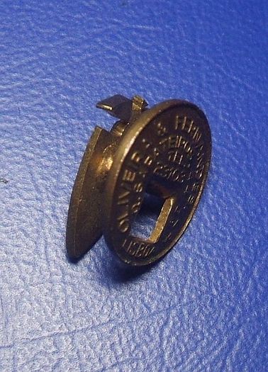 COL CLUBE ORIENTAL DE LISBOA (Portuguese football club) - a vintage membership badge (1940's - 1960's)