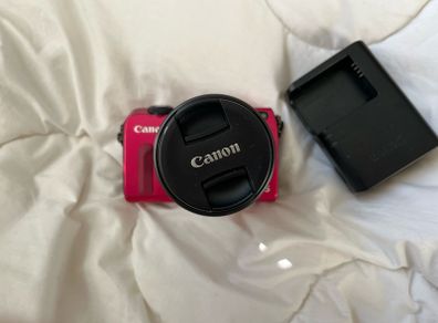 Mirrorless Canon EOS M2 with lens